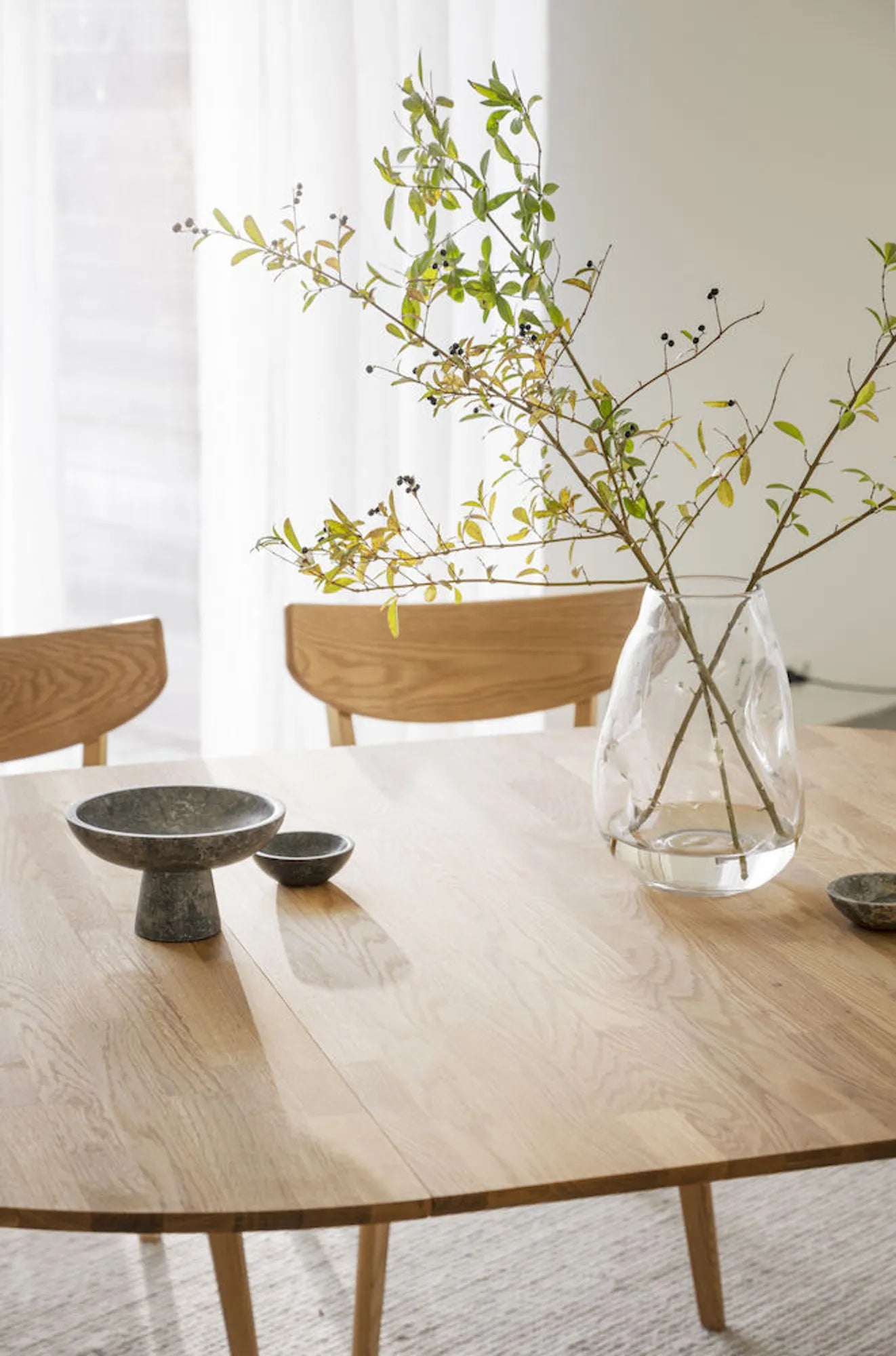 113799-113798_b_mb_FILIPPA_dining_table_round_120_in_oiled_oak__45_cm_insert_01
