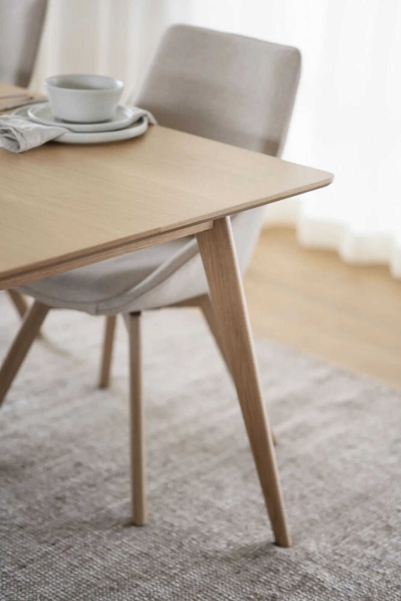 117860-119200_b_mb_Alison_chair_beige_oak_Yumi_dining_table_oak_4
