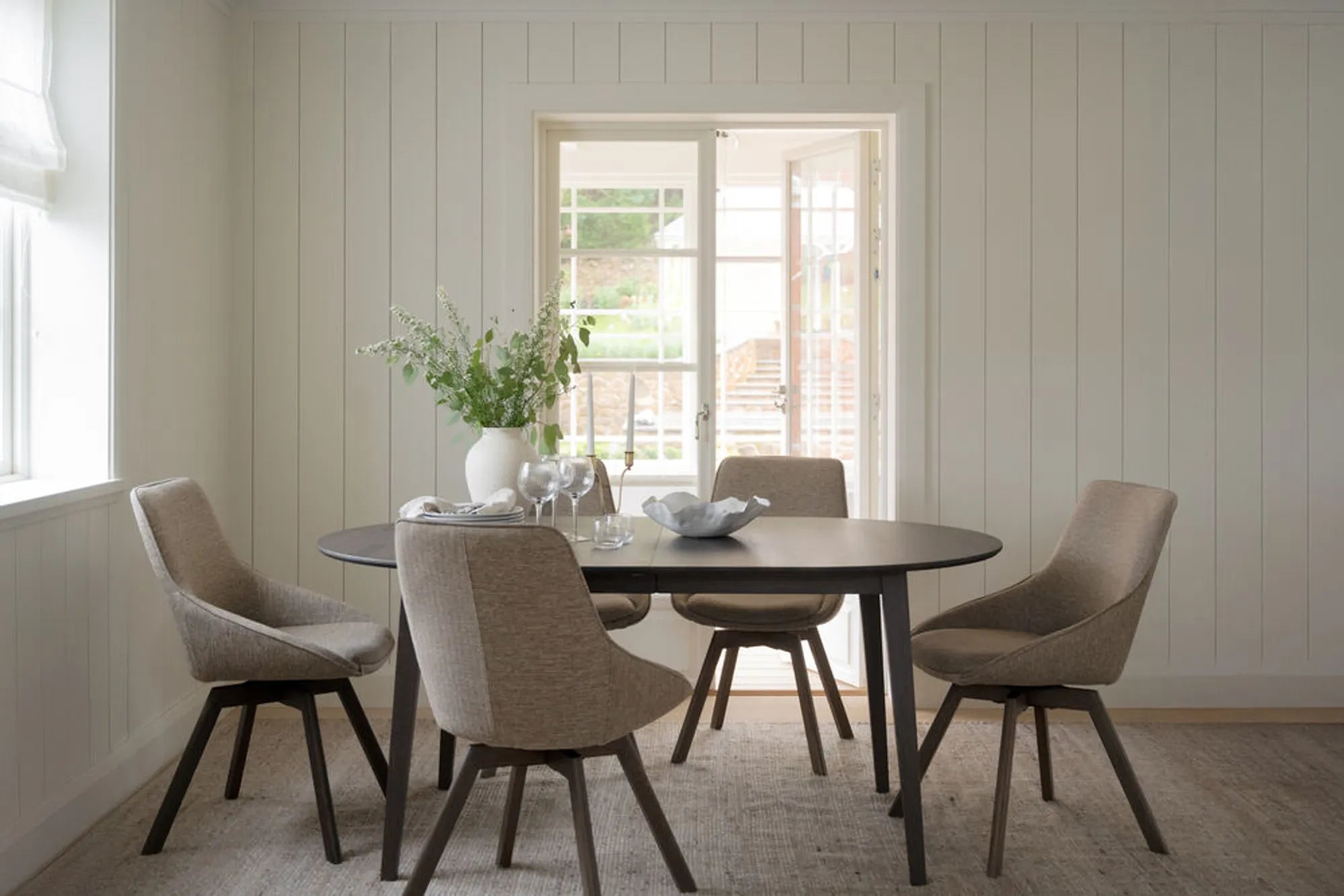 117866-117633_b_mb_Alison_chair_dark_beige_Filippa_dining_table_oval_brown_05