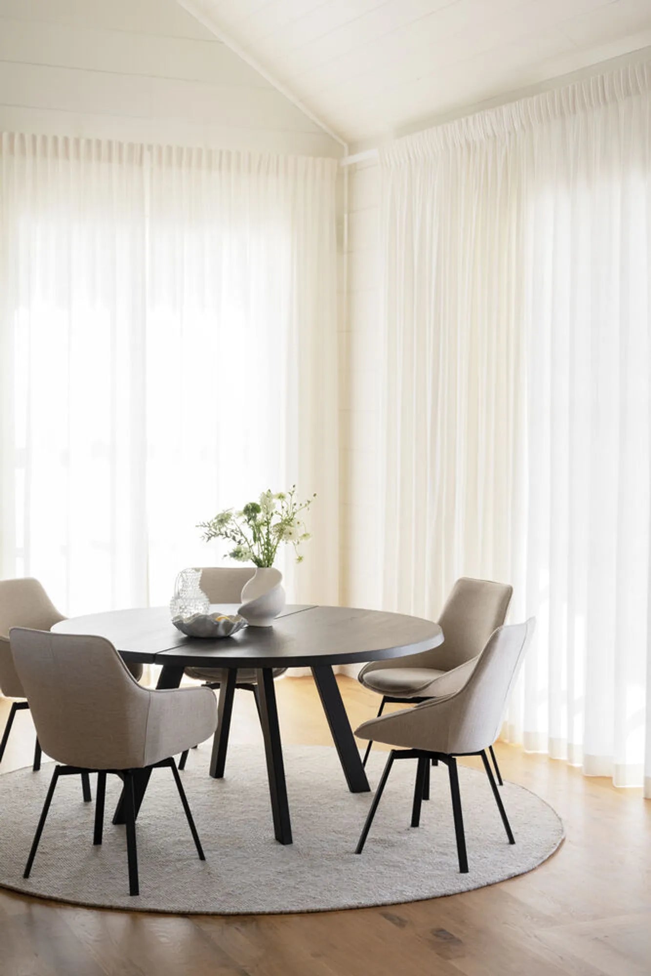 117879-117859_b_mb_Alison_armchair_light_biege_black_Alison_chair_light_beige_black_7