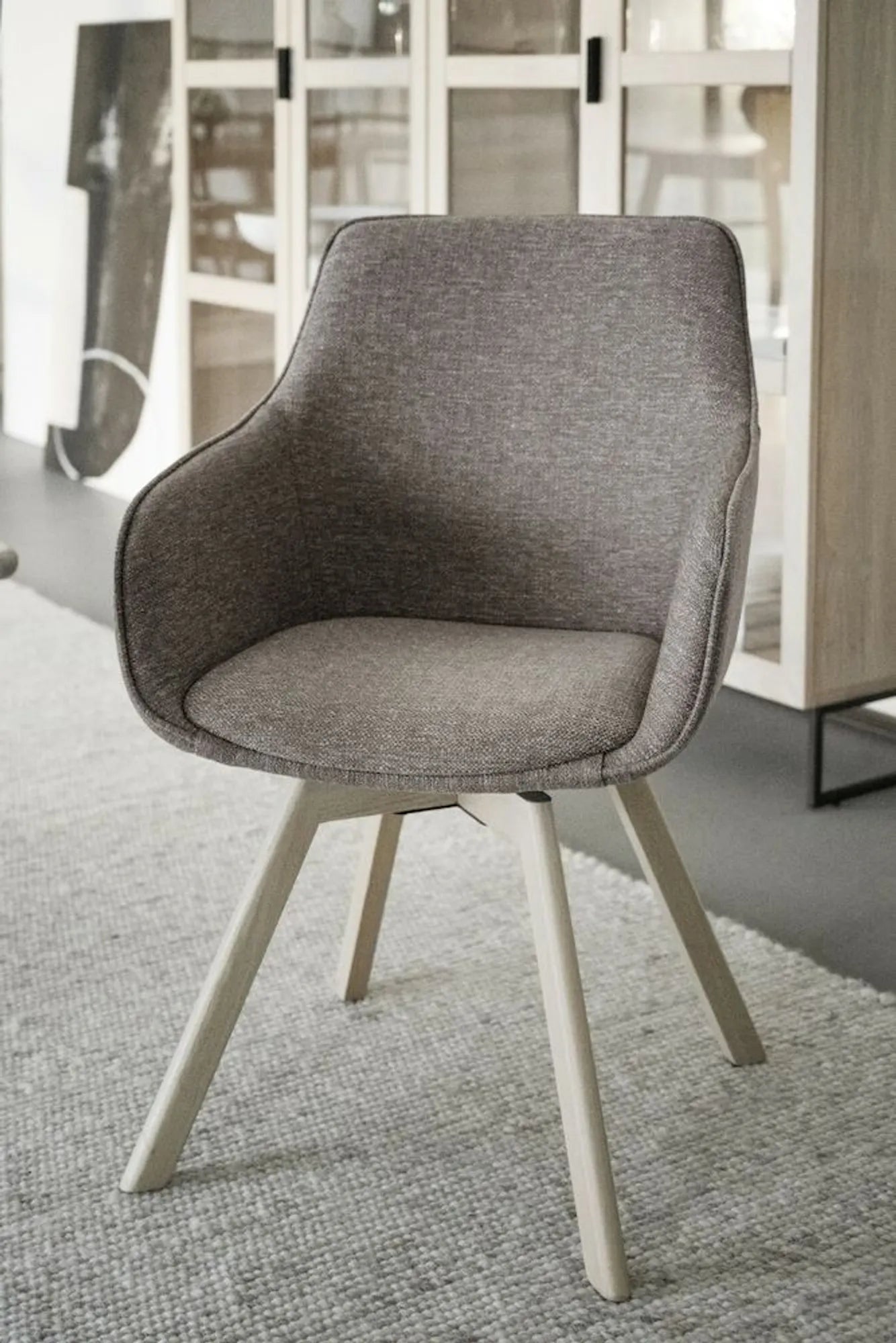 117885_b_mb_ALISON_chair_with_lacquered_wooden_legs_02_EXPra_L