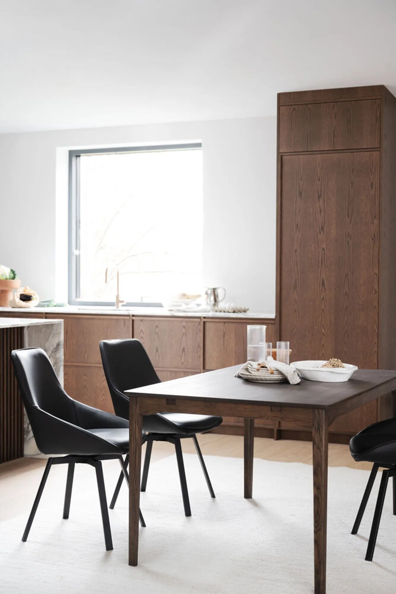 118133-123129_b_mb_Markham_dining_table_in_brown_oak_Alison10