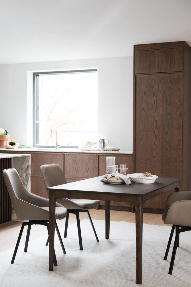 118137-123129_b_mb_Markham_dining_table_in_brown_oak_Alison04