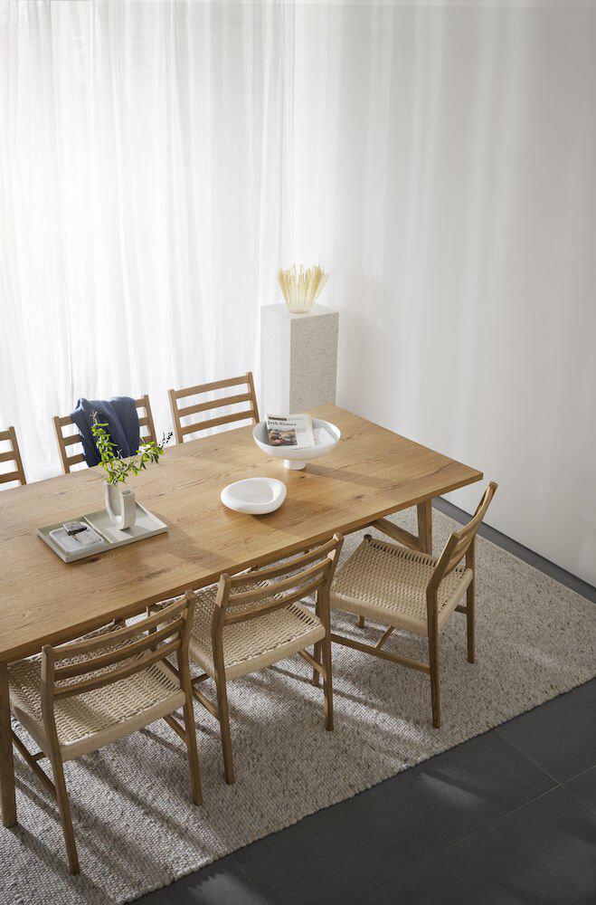 121182-123010_b_mb_HARLAN_chair_and_armchair_in_solid_Plainfield_table_in_oak_01
