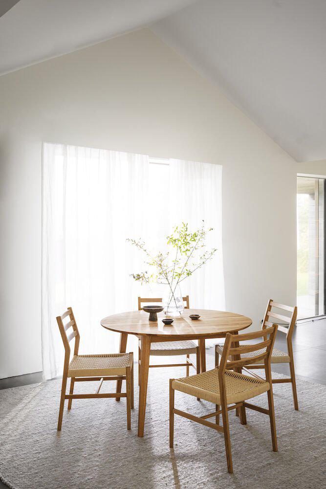 123010-113798_b_mb_FILIPPA_dining_table_round_120_in_oiled_oak__HARLAN_chair_01