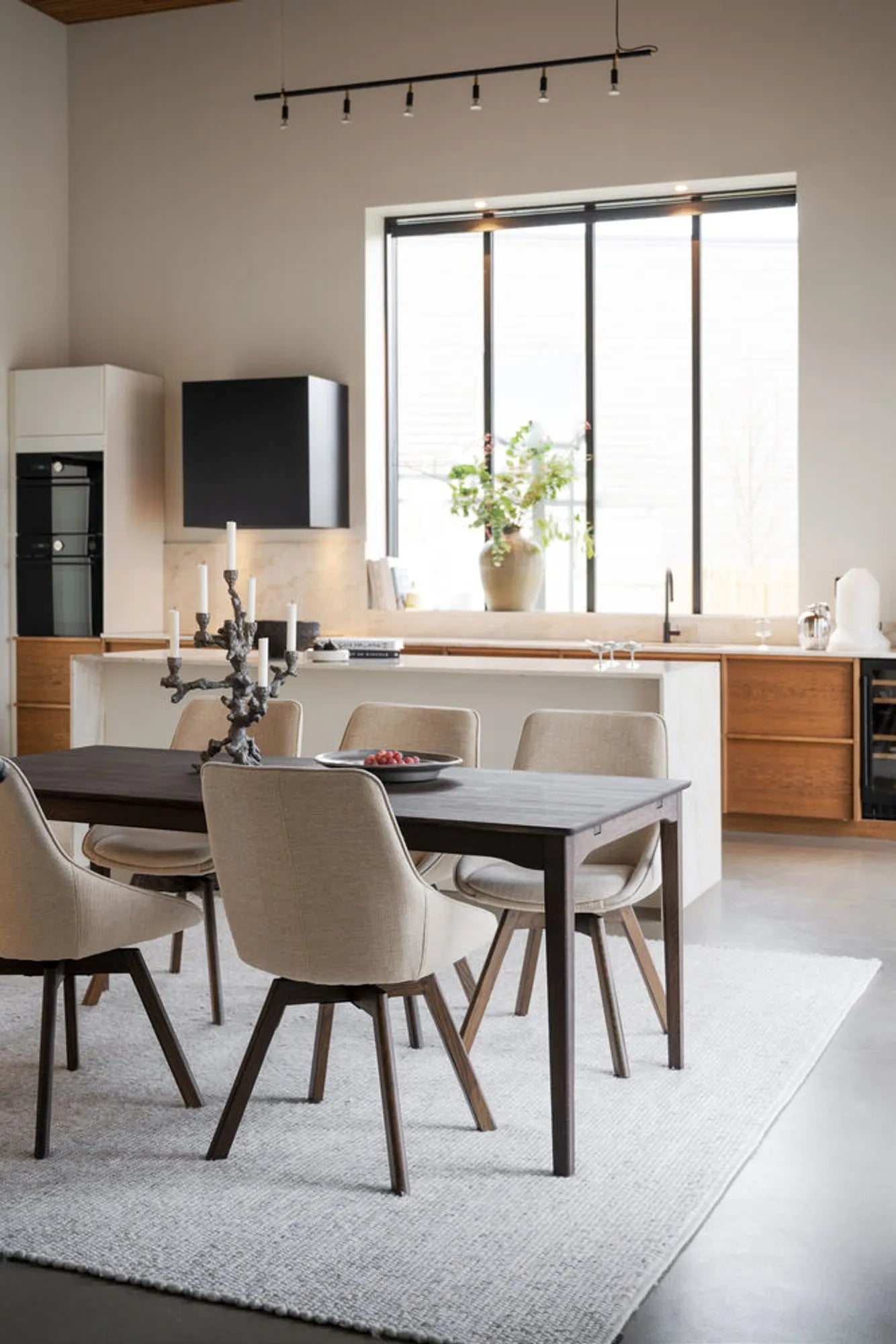 123126-117866_b_mb_Markham_dining_table_brown_Alison_chair_dark_beige_brown