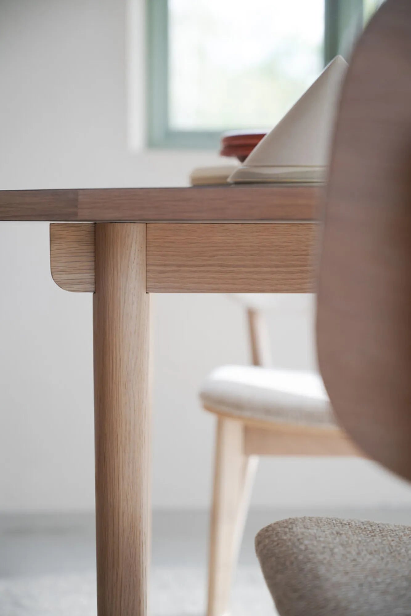 123184_b_mb_Fairmount_dining_table_round_ww_beige_04