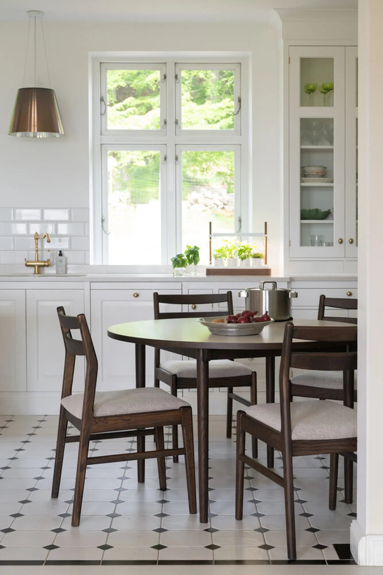 123187-123508_b_mb_Fairmont_dining_table_brown_Kerwin_chair_brown_01