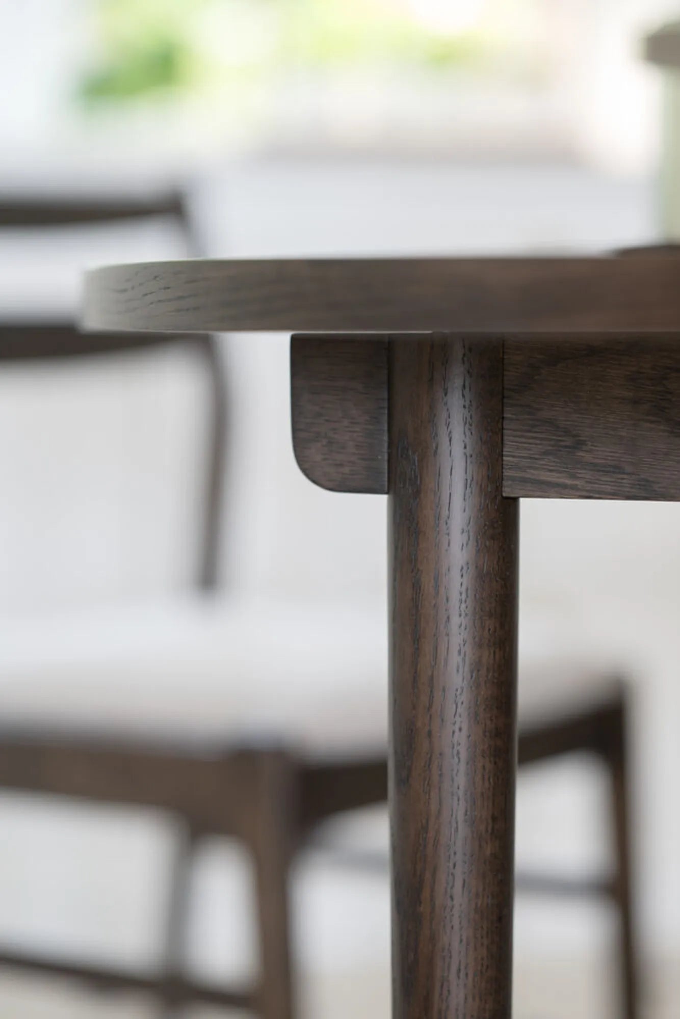 123187_b_mb_Fairmont_dining_table_brown_01