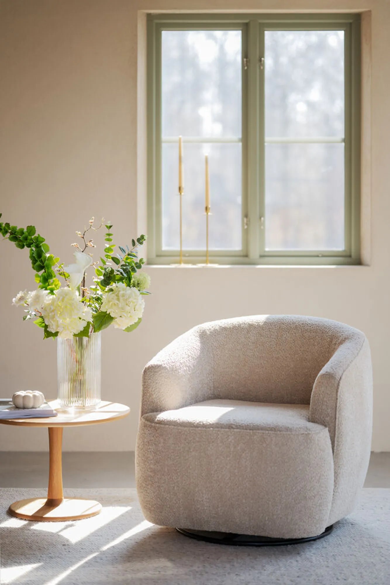 125403-129012_b_mb_Dermot_sofa_chair_Anna_2_light_beige_Hobart_coffee_table_oak_01