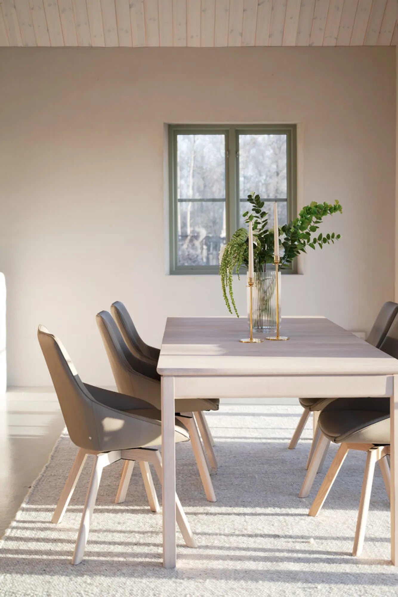 128218-118135_b_mb_Gardner_dining_table_ww_Alison_chair_ww_beige_leather_02