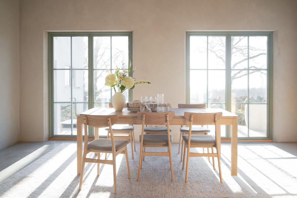 128218-120087_b_mb_Gardner_dining_table_ww_Rodham_chair_ww_grey_beige_02 1