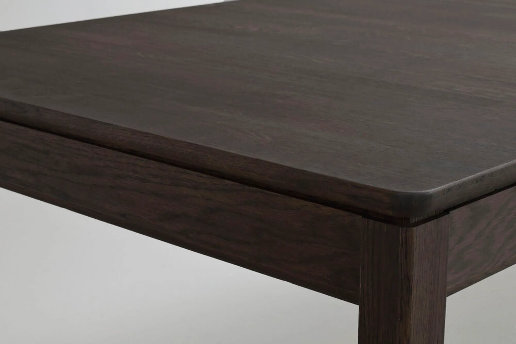 128220_b_db_DET2_Gardner_table_brown_oak