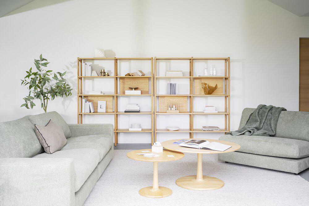 129012-129011-120014_b_mb_Holton_e_HOBART_coffee_table_in_lacquered_oak_Duncan_sofa_max_55_03