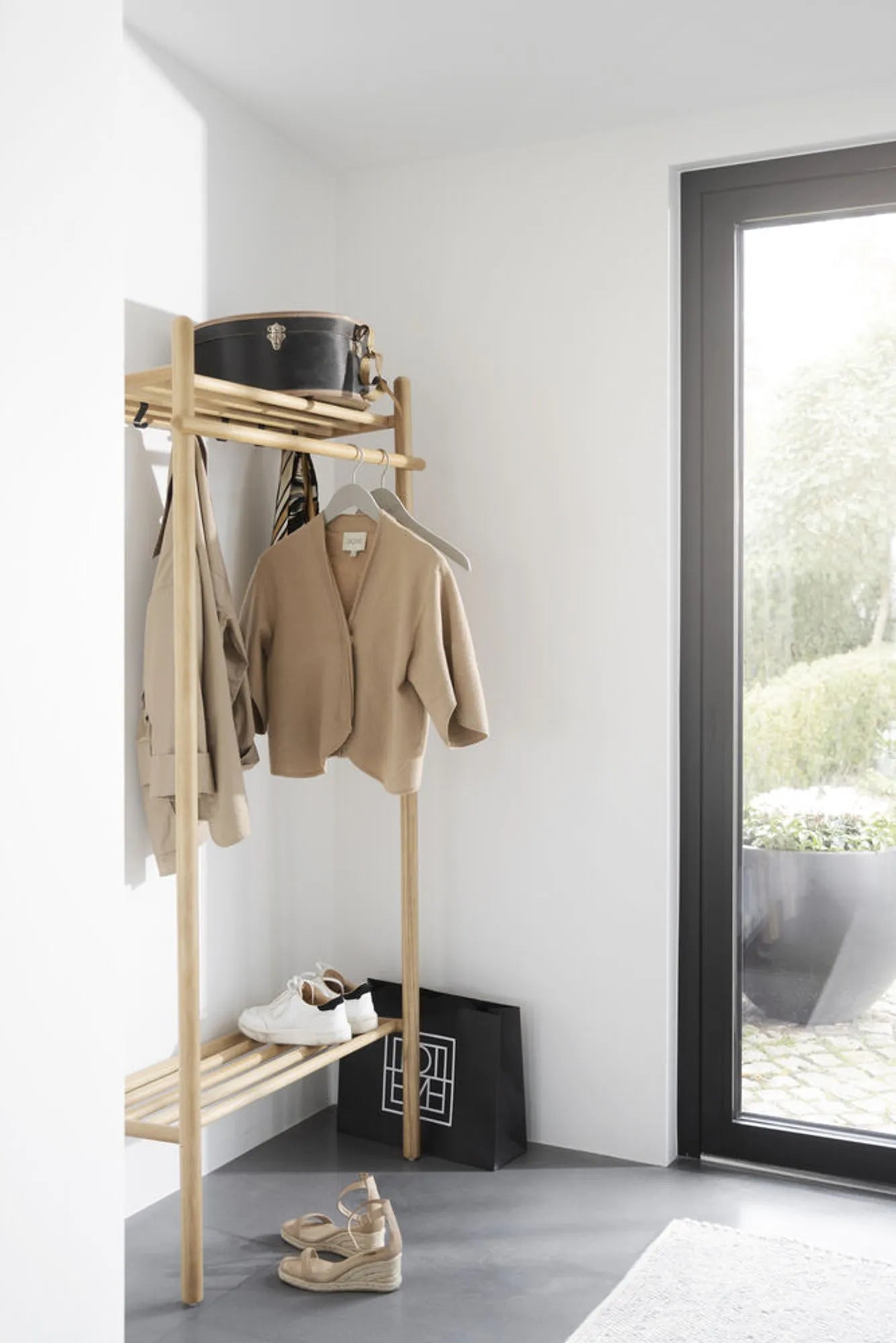 134266_b_mb_Milford_clothes_hanger_oak_01