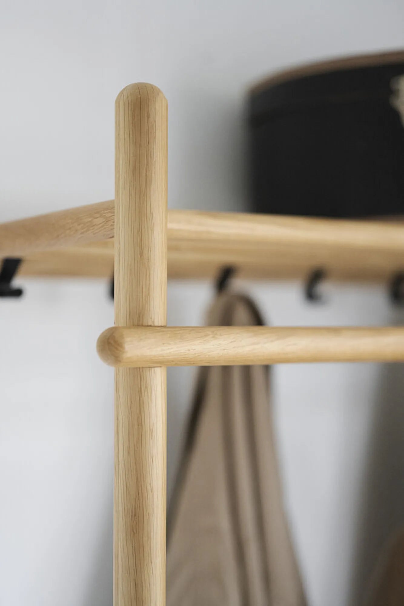 134266_b_mb_Milford_clothes_hanger_oak_02