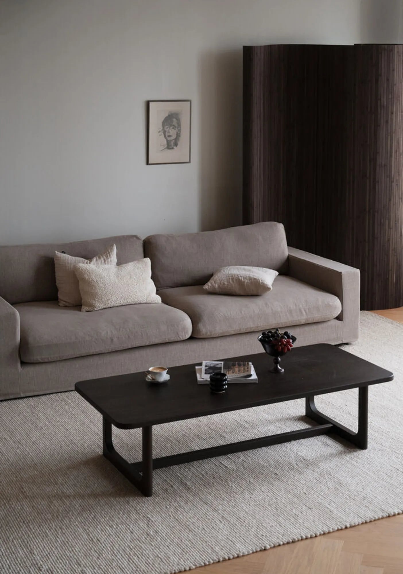 250260-123418_b_mb_Langdon_sofa_nougat_Driscoll_coffee_table_brown01