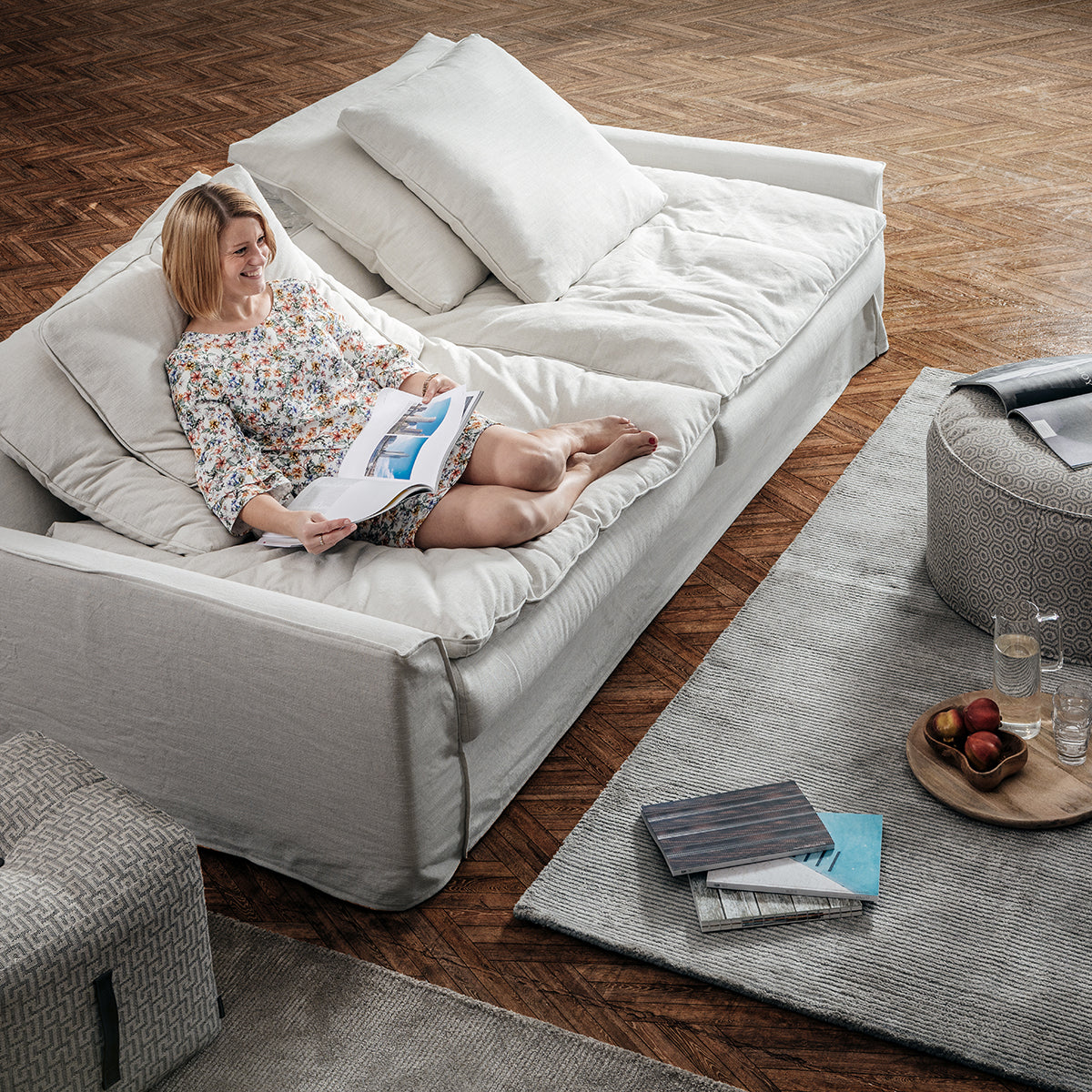 Kvinna i mysig och stor soffa från Furninova