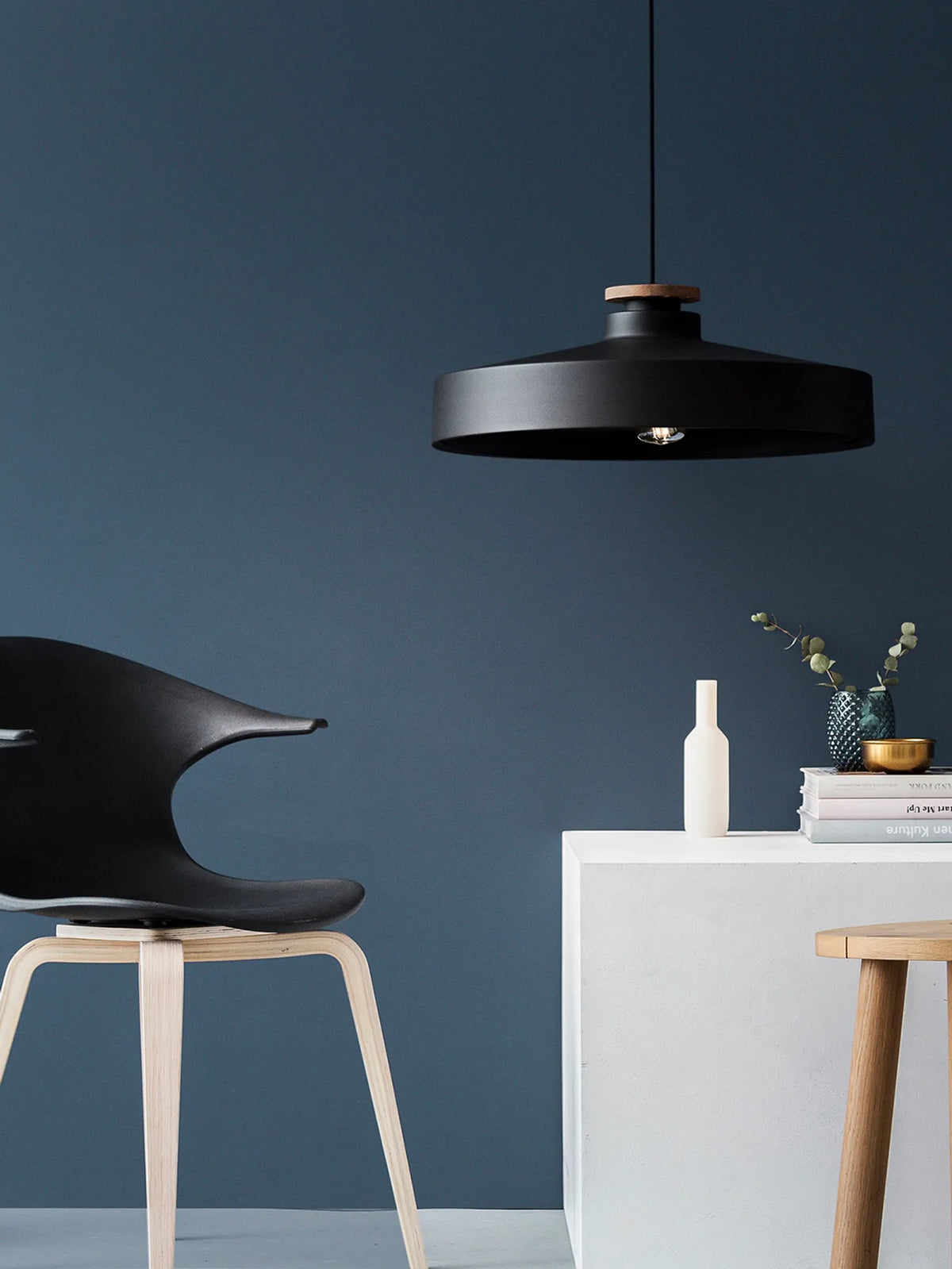 herstal-street-pendant-livingroom-HB1689007_M_standing