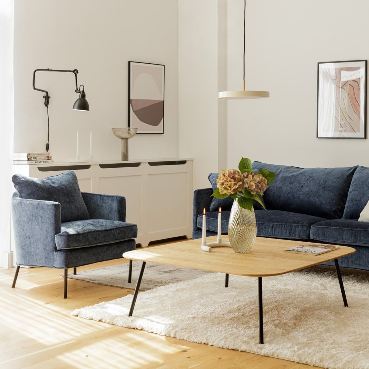 Ljust och mysigt vardagsrum med fåtölj, soffa och soffbord från Sits