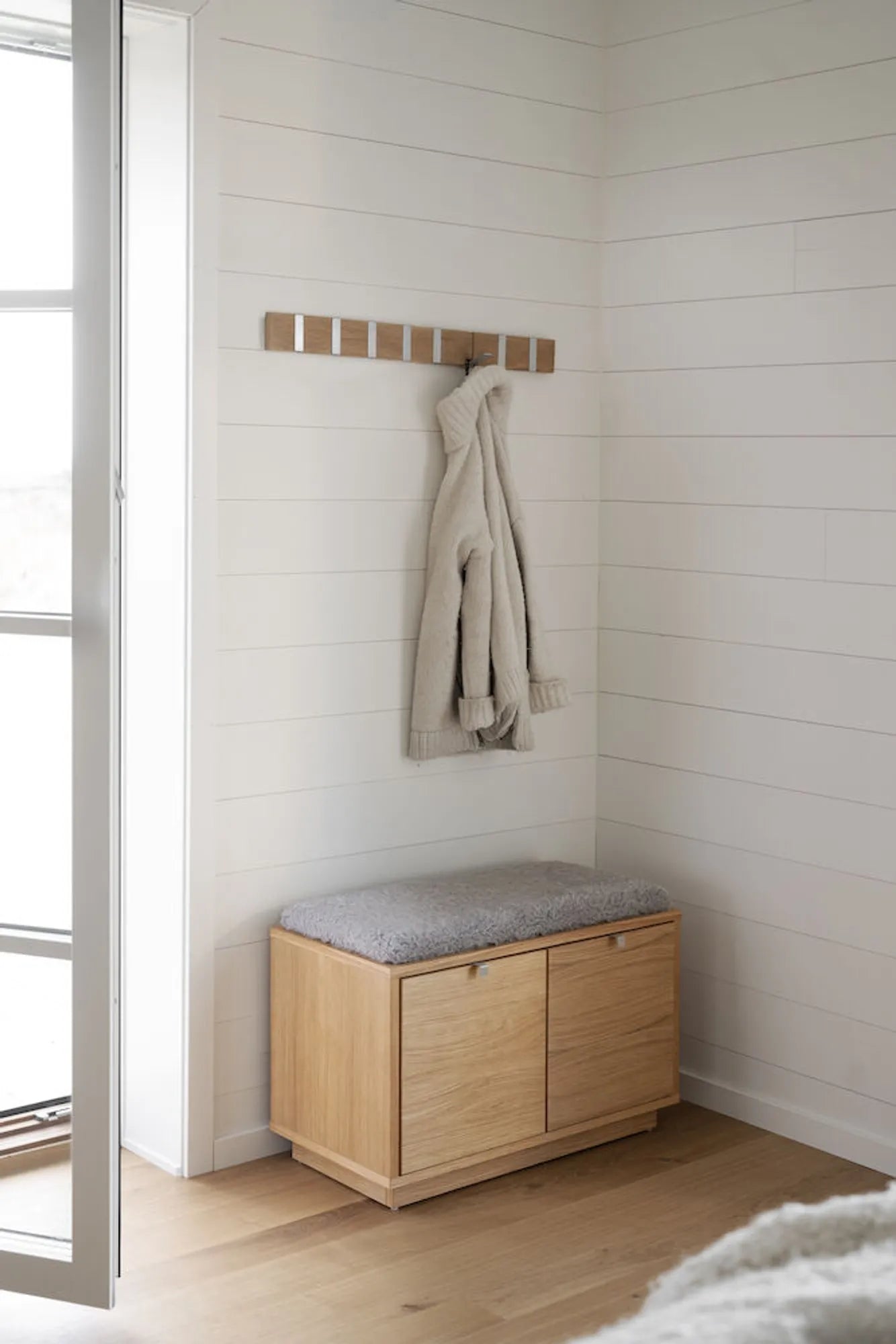 103673-103754_b_mb_Confetti_hook_rail_oak_Confetti_bench_oak_light_grey 1