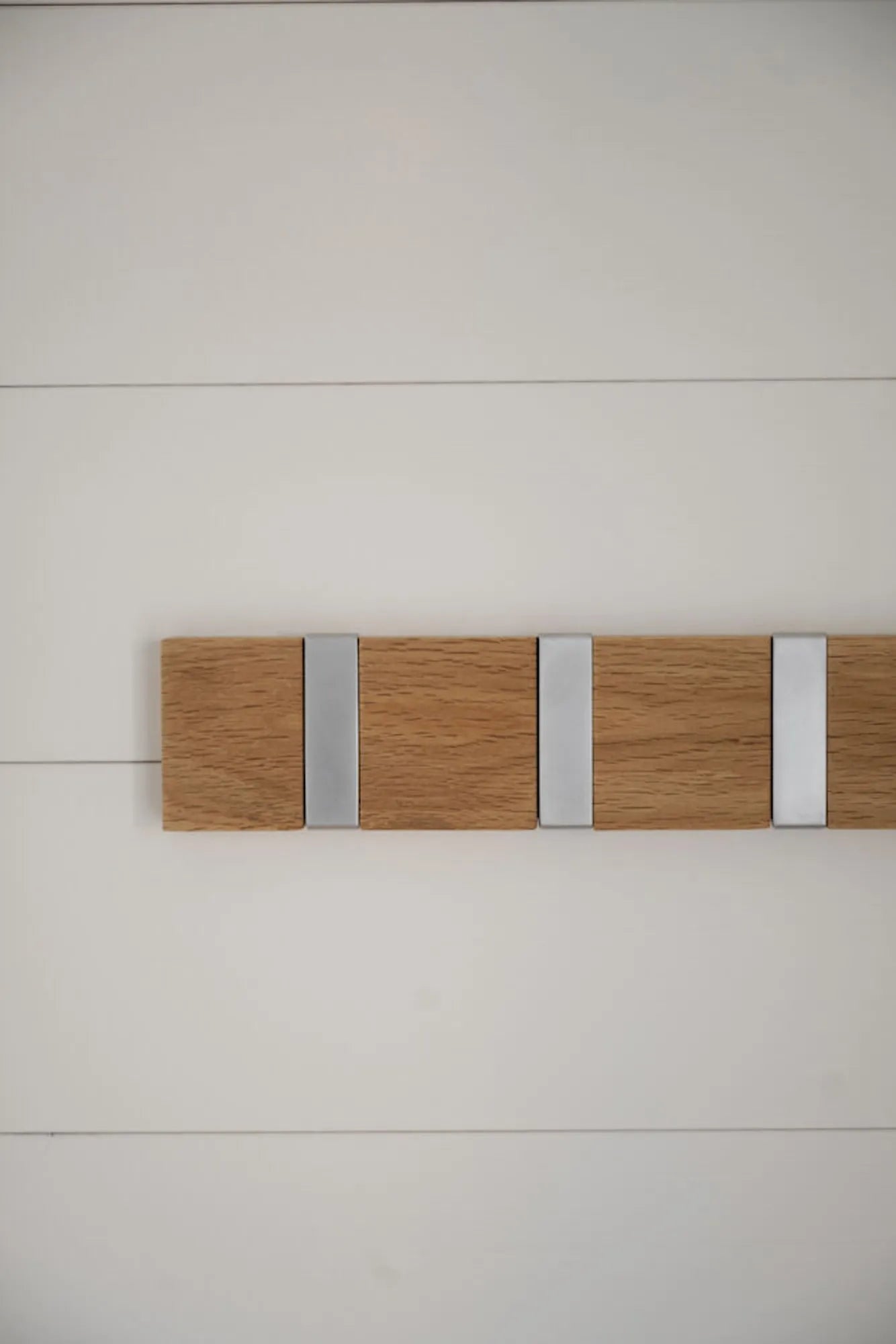 103673_b_mb_Confetti_hook_rail_oak_2
