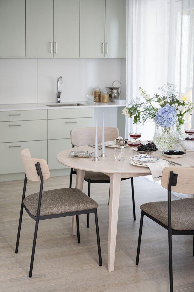 117629-123073_b_mb_Filippa_dining_table_whitewash_Maymont_chair_whitewash_dark_beige