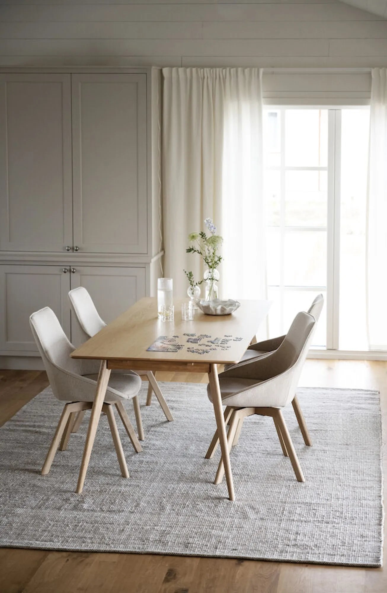 117860-119200_b_mb_Alison_chair_beige_oak_Yumi_dining_table_oak_8