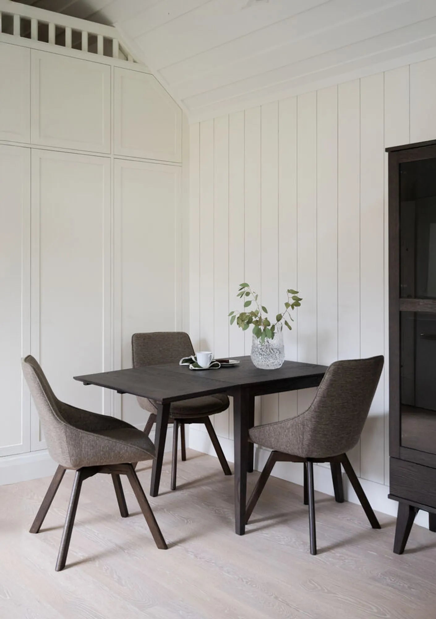 117866-113839_b_mb_Alison_chair_dark_beige_brown_Filippa_table_brown