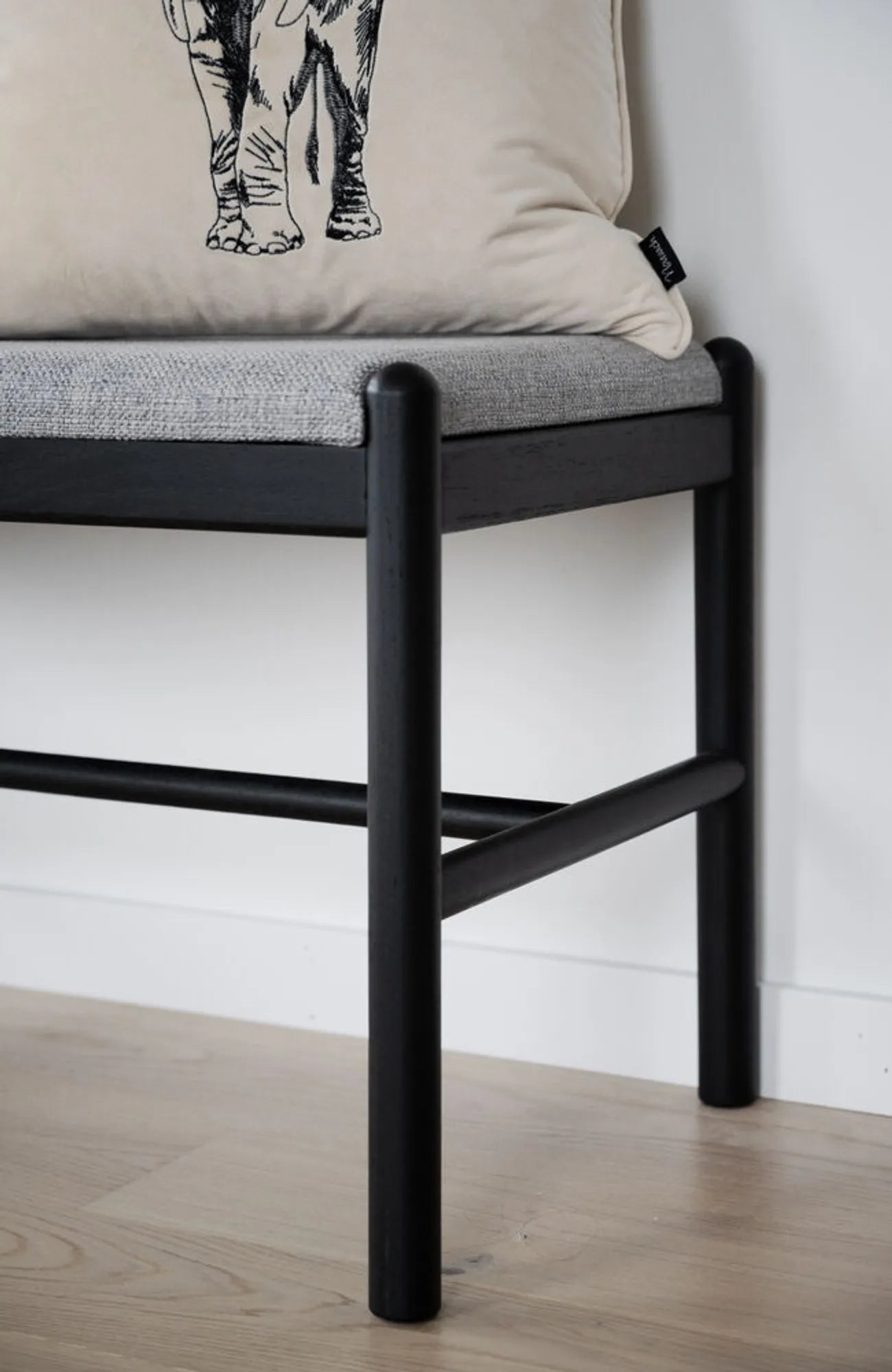 119546_b_mb_Milford_bench_black_grey_2