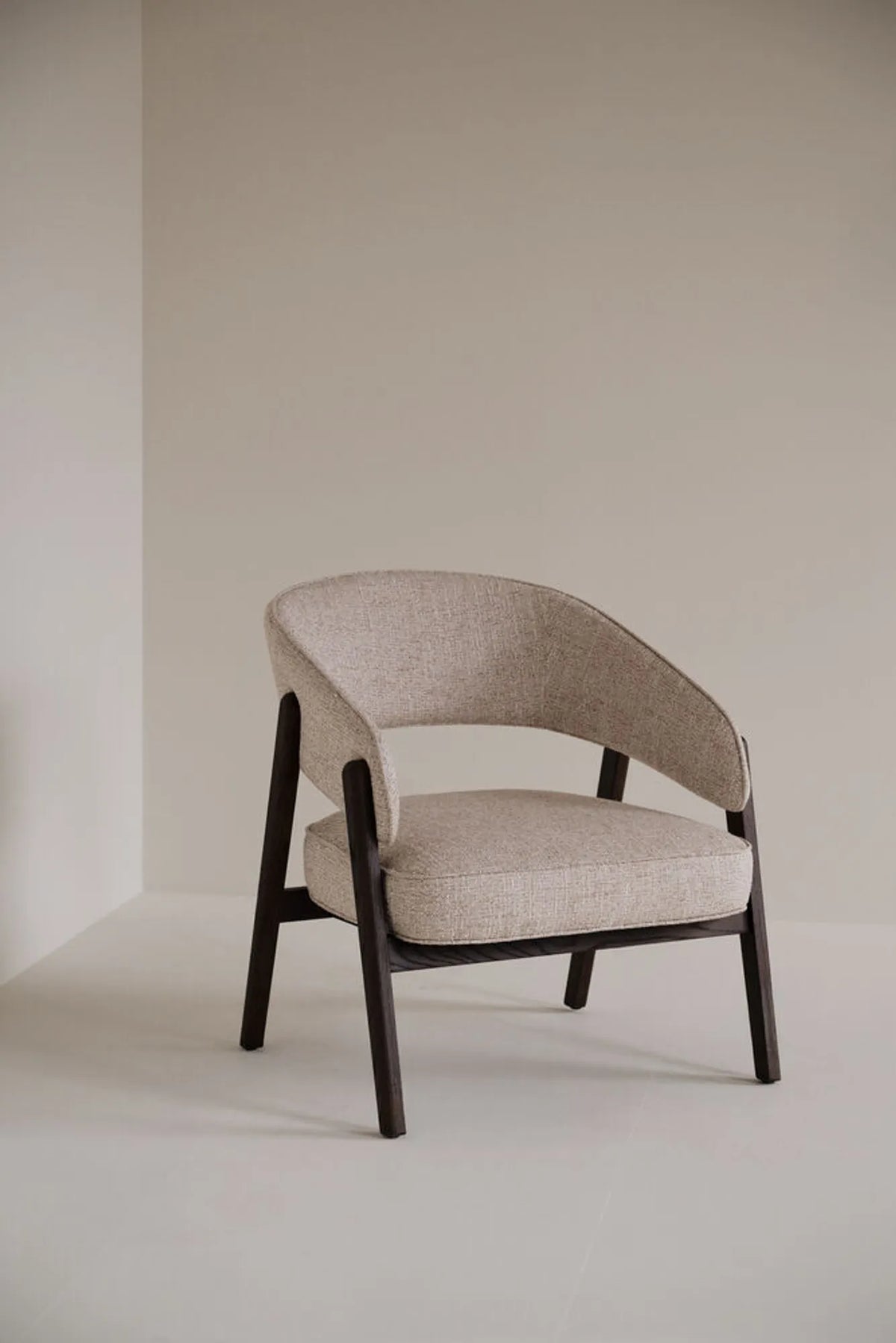 120167_b_mb_Barnaby_loungechair_brown01
