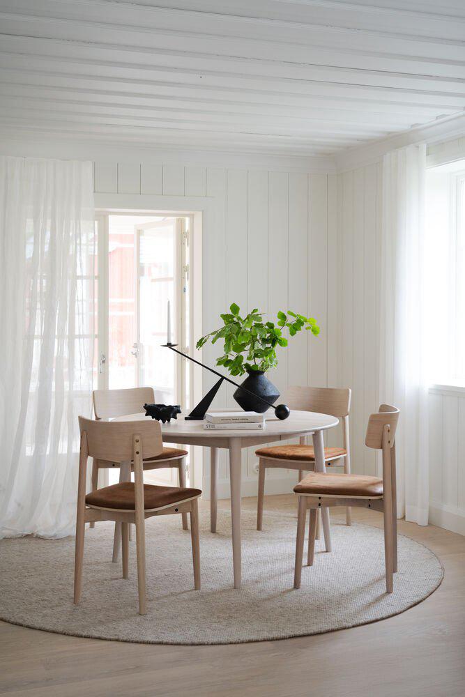 120941-119954-120413_b_mb_Wolcott_chair_whitewash_Tyler_table_white_wash_Auckland_carpet_9