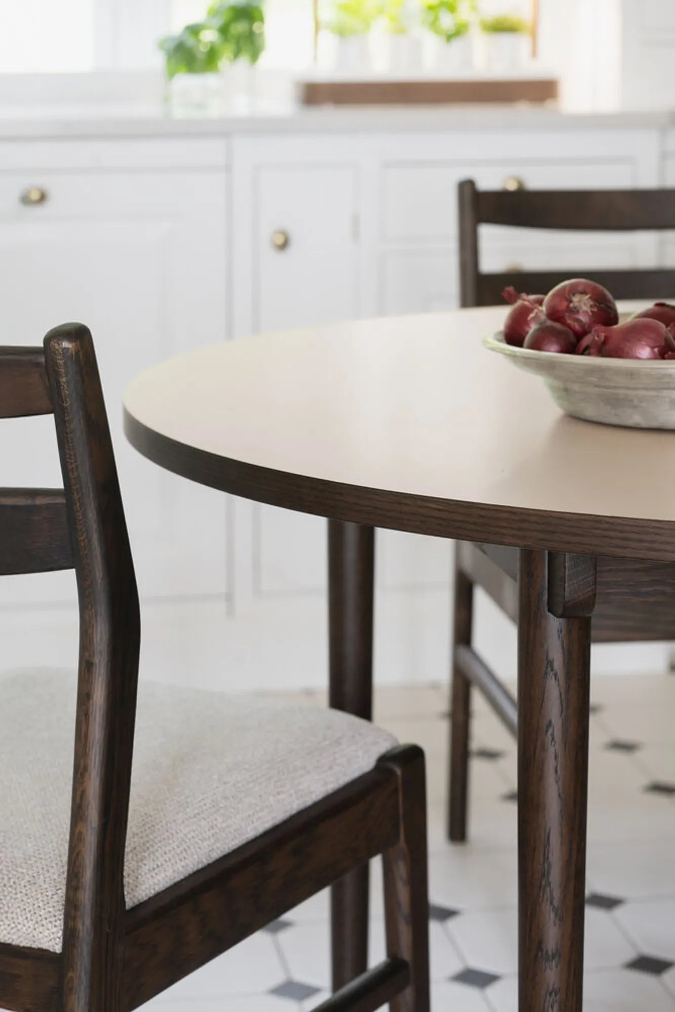 123187_b_mb_Fairmont_dining_table_brown_02