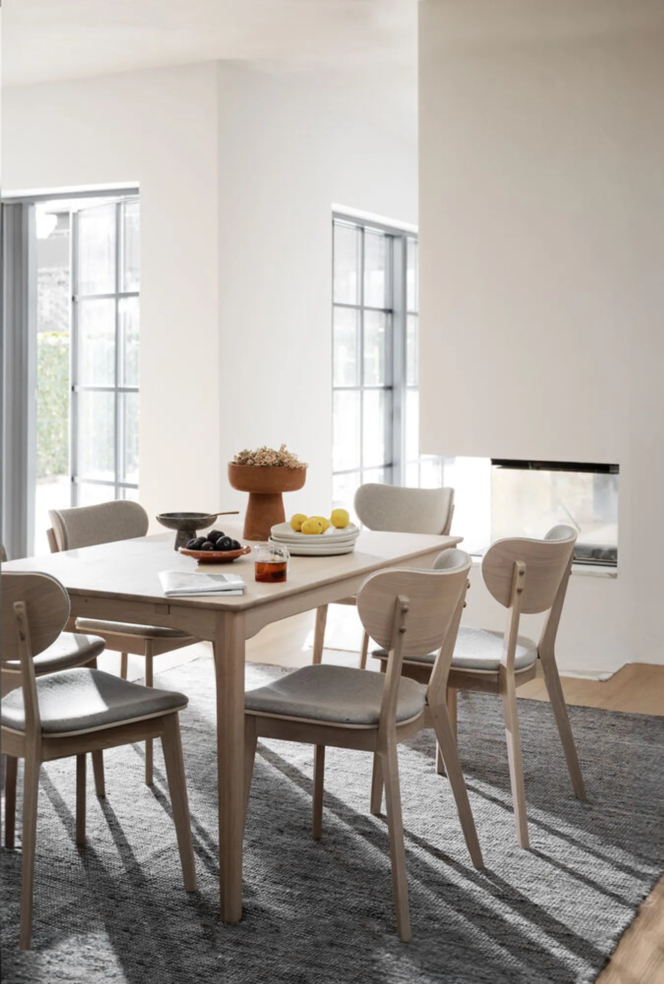 123236-113043-123128_b_mb_Markham_dining_table_in_whitewash_oak_Kato_chair_whitewash_oak_grey-beige_Donegal_01