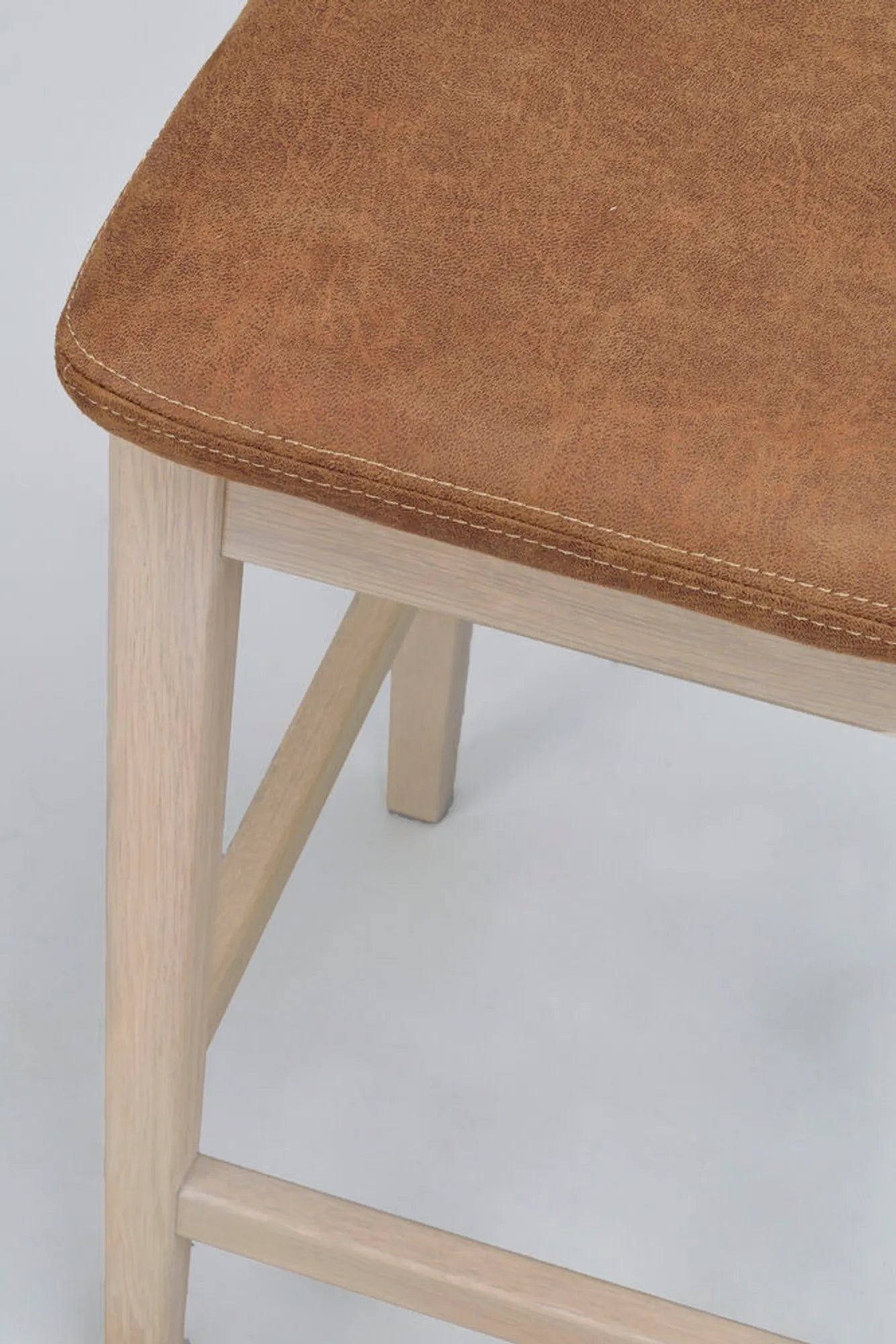 149016_b_db_DET1_Livermore_barstool_whitepigm._oak_lightbrown_leather_look_fabric
