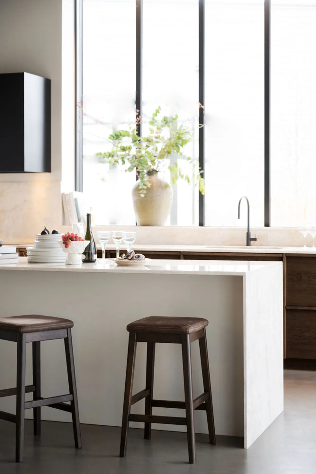 149020_b_mb_Livermore_bar_stool_brown_04