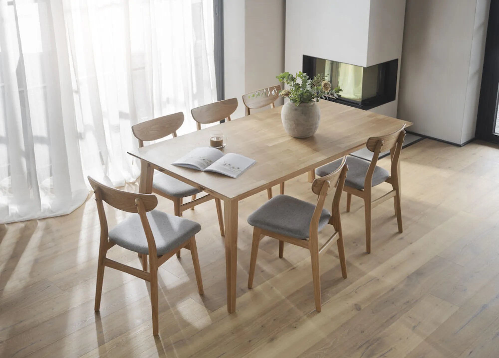FILIPPA_DINING_TABLE_-_113720_RODHAM_CHAIR_-_120065_01