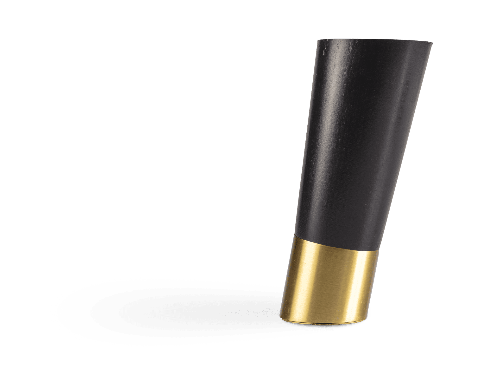 HA_Ben_V92302_Lutande_metall_Svart_Mässing_12cm