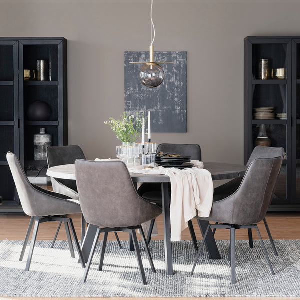 Fred matbord, Alison stol och Everett vitrinskåp från Rowico hos Bror Pehrssons Möbler