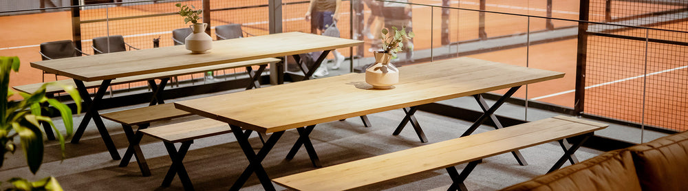 Bord och bänkar från Bror Pehrssons Möbler i padelhall