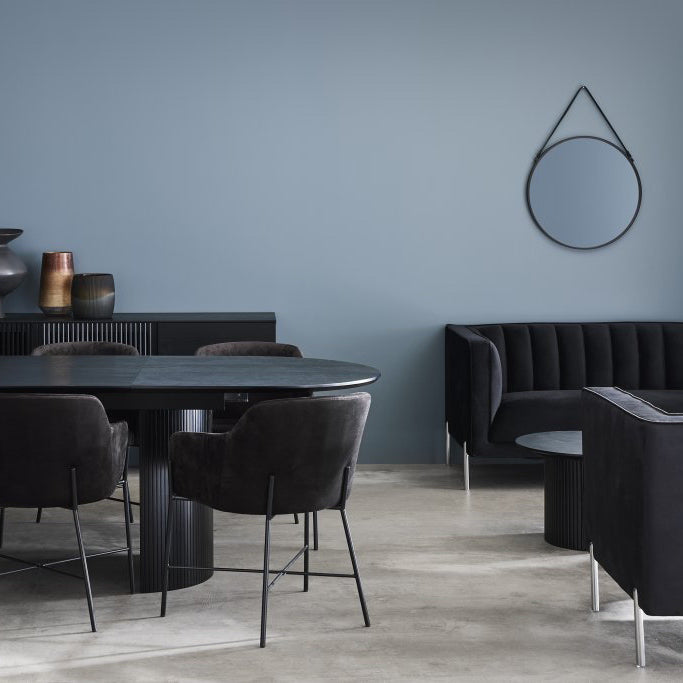 Matbord, stolar och soffgrupp från Nordic Furniture Group